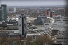 900669 Overzicht van het westelijke deel van de stad Utrecht, vanaf het steigerwerk tegen de Domtoren, met links op de ...